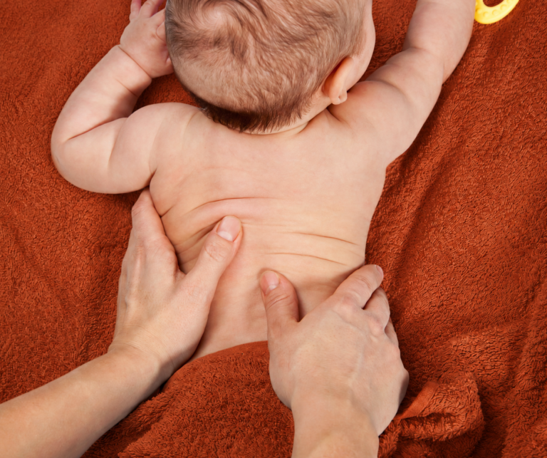Massage bébé réalisé par une kinésithérapeute à Lyon